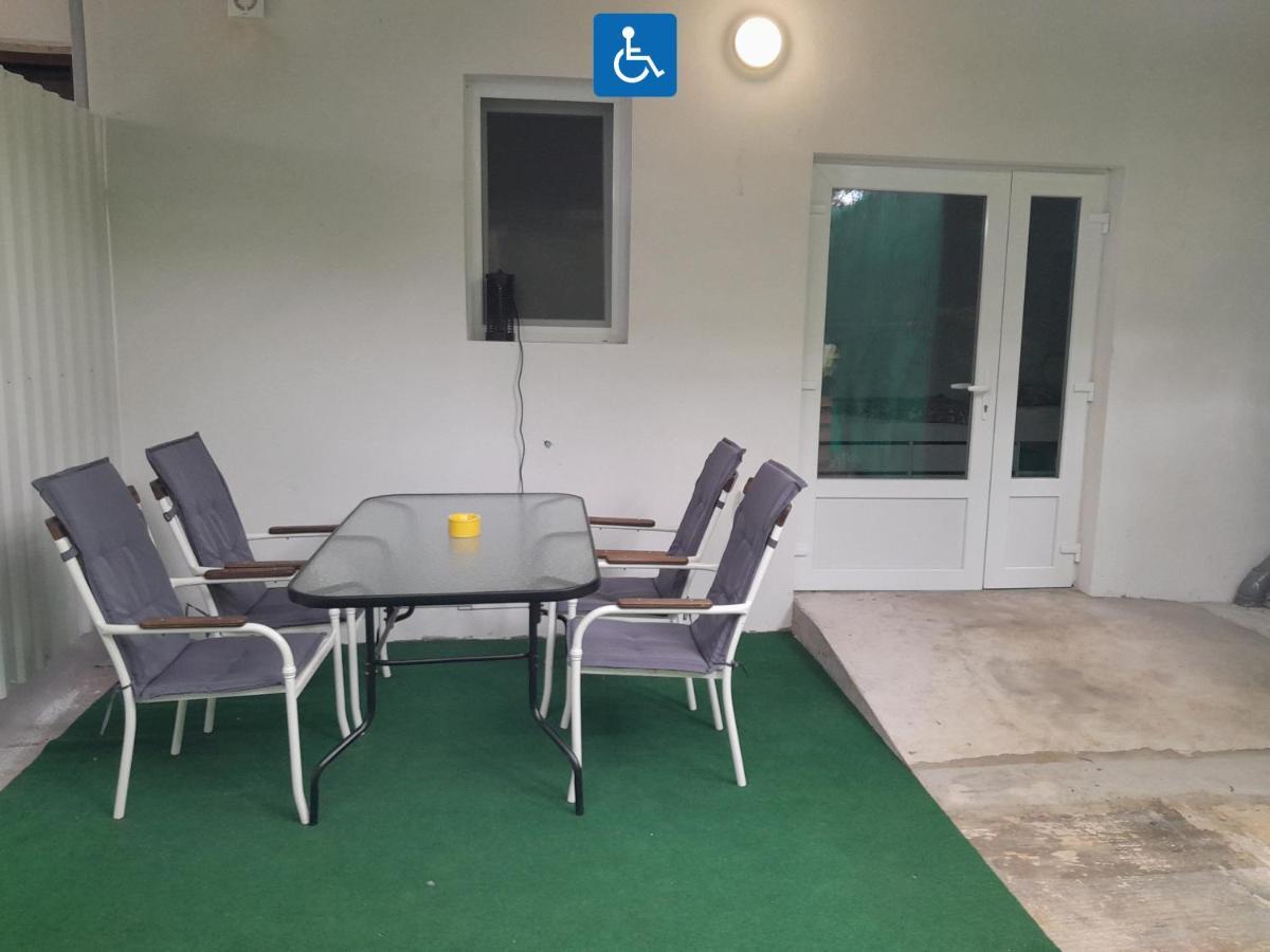 Apartments Mare Pula Bagian luar foto