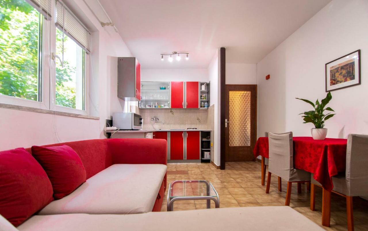 Apartments Mare Pula Bagian luar foto