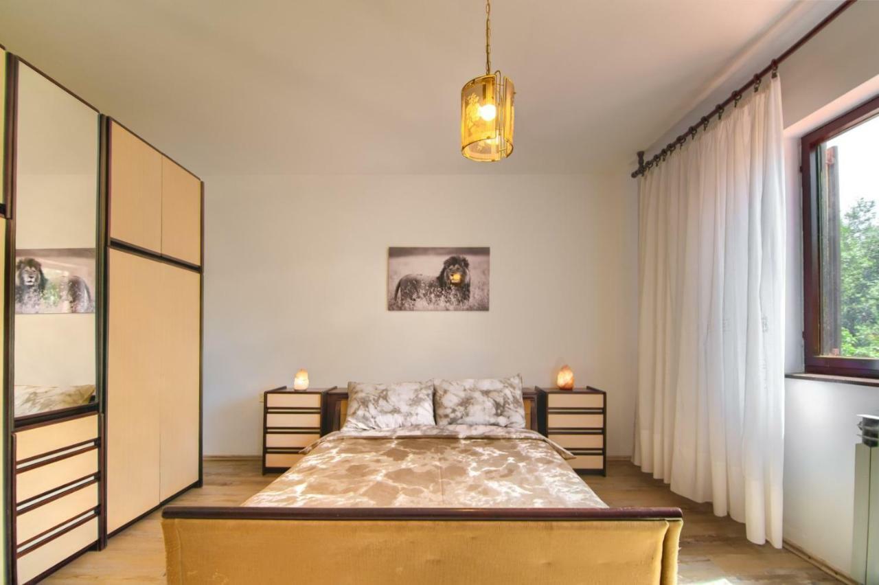 Apartments Mare Pula Bagian luar foto