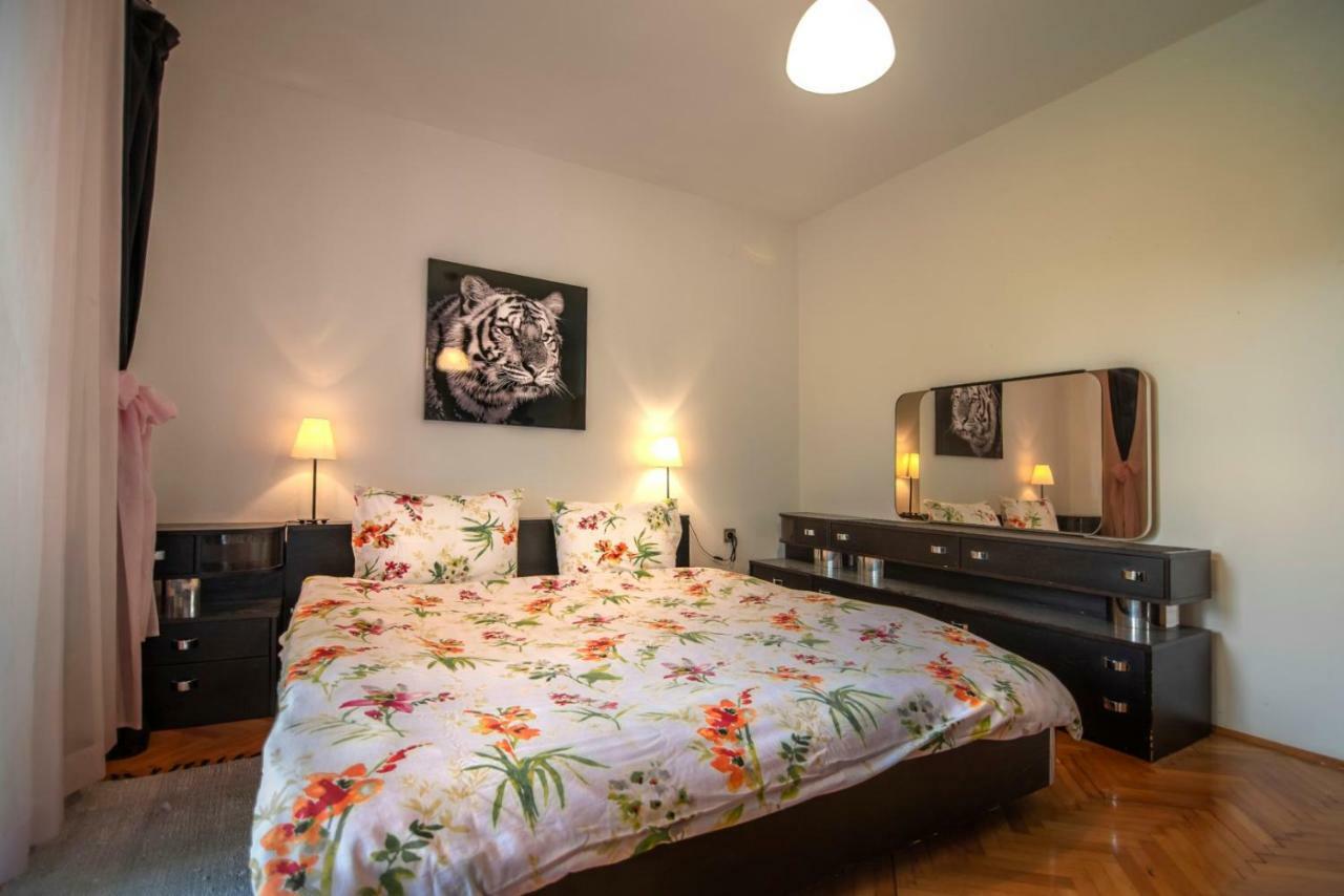 Apartments Mare Pula Bagian luar foto