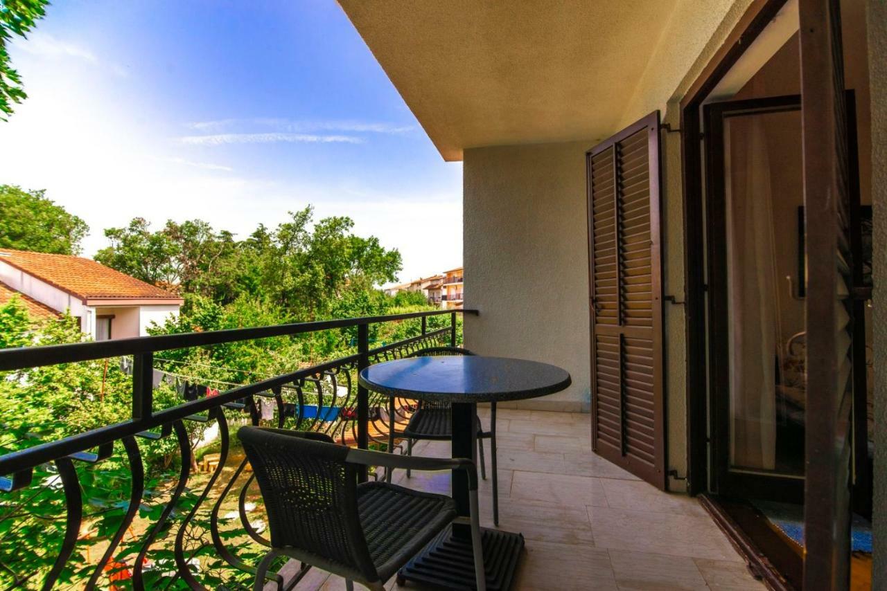 Apartments Mare Pula Bagian luar foto